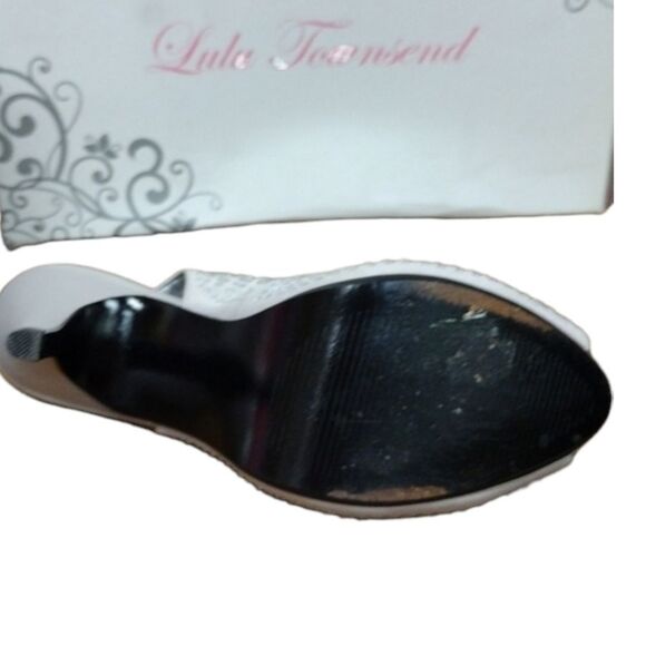 Lulu Townsend Silver Heels size 7! - Picture 14 of 16